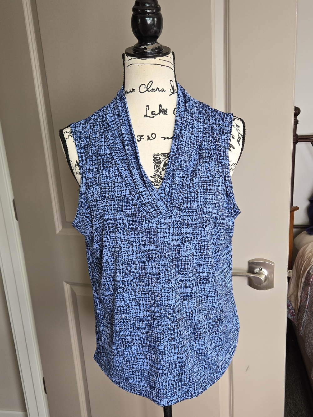 Jones New York Blue Patterned V-Neck Sleeveless Top